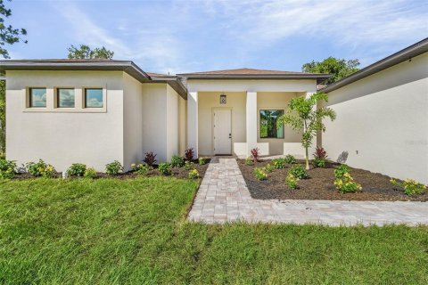 House in North Port, Florida 3 bedrooms, 182.92 sq.m. № 1262152 - photo 4