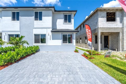 Adosado en venta en Miami, Florida, 5 dormitorios, 233.93 m2 № 1428200 - foto 8