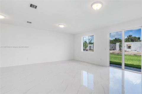 Adosado en venta en Miami, Florida, 5 dormitorios, 233.93 m2 № 1428200 - foto 17