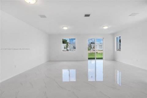 Adosado en venta en Miami, Florida, 5 dormitorios, 233.93 m2 № 1428200 - foto 14