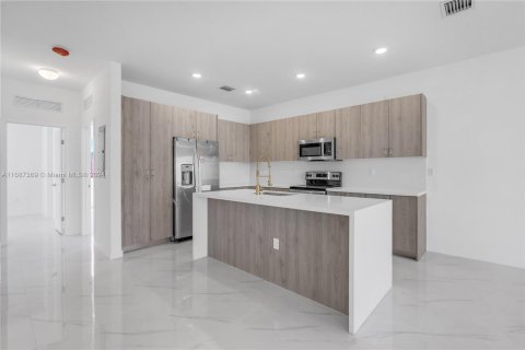 Adosado en venta en Miami, Florida, 5 dormitorios, 233.93 m2 № 1428200 - foto 19