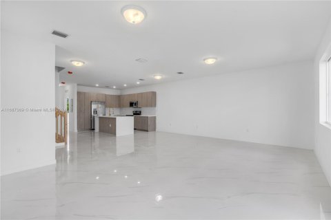 Adosado en venta en Miami, Florida, 5 dormitorios, 233.93 m2 № 1428200 - foto 16