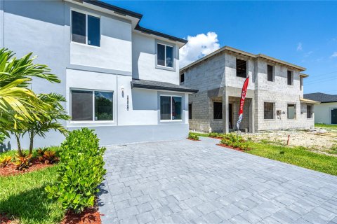 Adosado en venta en Miami, Florida, 5 dormitorios, 233.93 m2 № 1428200 - foto 9