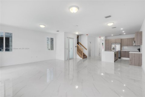 Adosado en venta en Miami, Florida, 5 dormitorios, 233.93 m2 № 1428200 - foto 15