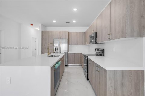 Adosado en venta en Miami, Florida, 5 dormitorios, 233.93 m2 № 1428200 - foto 20