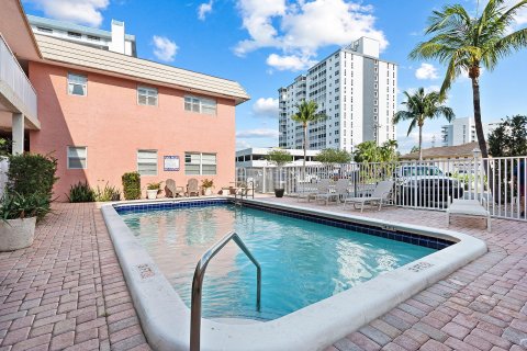 Condo in Pompano Beach, Florida, 1 bedroom  № 1119901 - photo 2