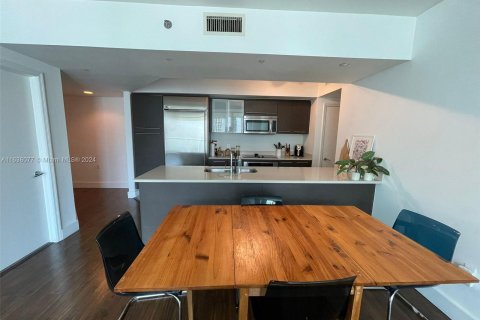 Condominio en alquiler en Miami, Florida, 2 dormitorios, 103.21 m2 № 1316303 - foto 3