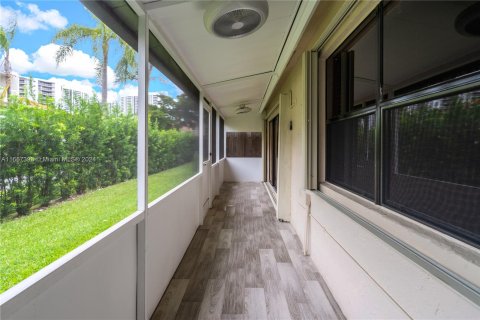 Villa ou maison à vendre à Aventura, Floride: 2 chambres, 93.46 m2 № 1382029 - photo 25