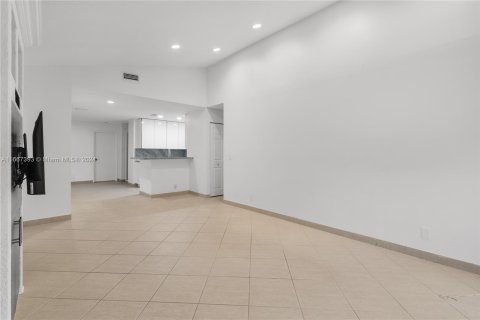 Villa ou maison à vendre à Aventura, Floride: 2 chambres, 93.46 m2 № 1382029 - photo 5