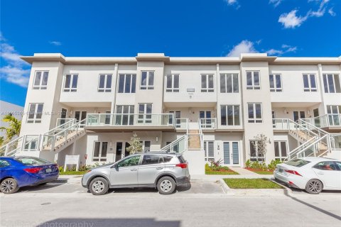 Condo in Doral, Florida, 3 bedrooms in LANDMARK  № 1381935 - photo 1