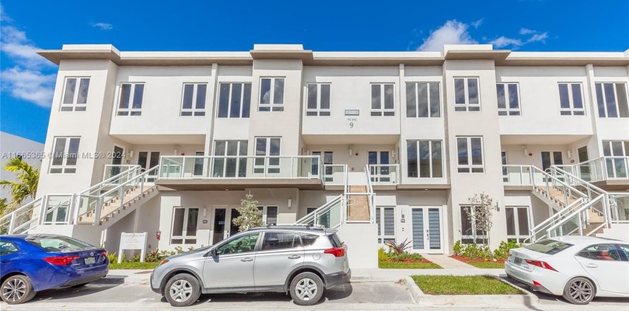 Condo in Doral, Florida, 3 bedrooms in LANDMARK  № 1381935