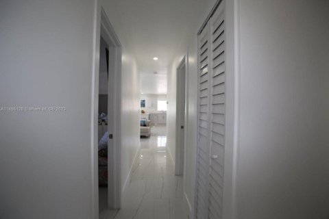 Casa en venta en Hialeah, Florida, 3 dormitorios, 132.39 m2 № 726020 - foto 11