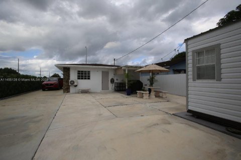 House in Hialeah, Florida 3 bedrooms, 132.39 sq.m. № 726020 - photo 30