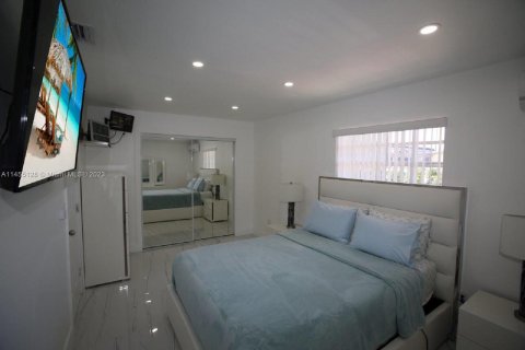 Casa en venta en Hialeah, Florida, 3 dormitorios, 132.39 m2 № 726020 - foto 19