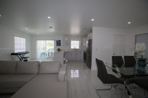 Casa en venta en Hialeah, Florida, 3 dormitorios, 132.39 m2 № 726020 - foto 8