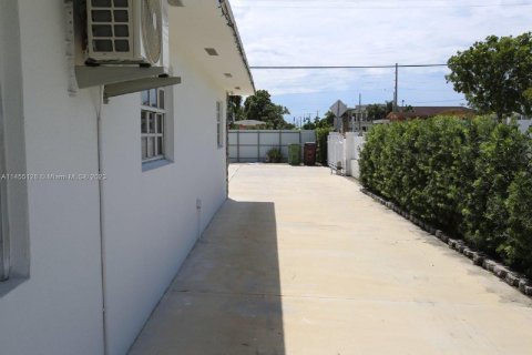 House in Hialeah, Florida 3 bedrooms, 132.39 sq.m. № 726020 - photo 24