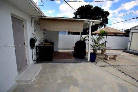 House in Hialeah, Florida 3 bedrooms, 132.39 sq.m. № 726020 - photo 29