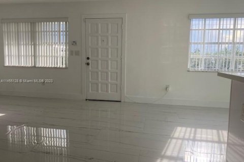 Casa en venta en Hialeah, Florida, 3 dormitorios, 132.39 m2 № 726020 - foto 2