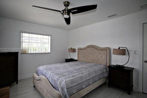 Casa en venta en Hialeah, Florida, 3 dormitorios, 132.39 m2 № 726020 - foto 12