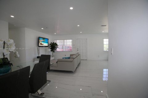 Villa ou maison à vendre à Hialeah, Floride: 3 chambres, 132.39 m2 № 726020 - photo 10