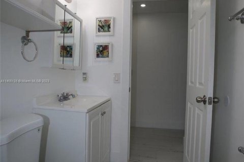 Casa en venta en Hialeah, Florida, 3 dormitorios, 132.39 m2 № 726020 - foto 22