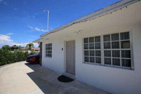 House in Hialeah, Florida 3 bedrooms, 132.39 sq.m. № 726020 - photo 27