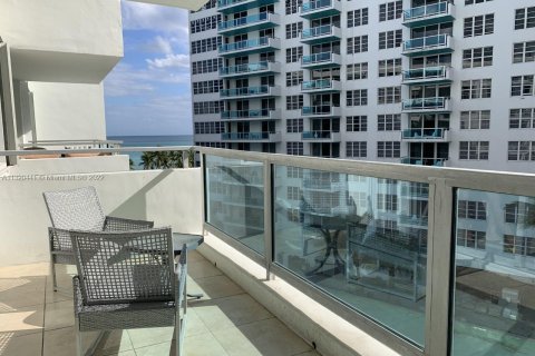 Condo in Miami Beach, Florida, 1 bedroom  № 197506 - photo 23