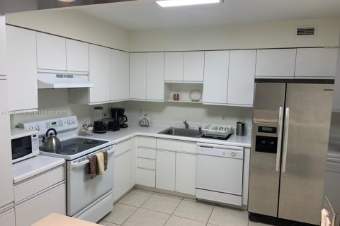 Condo in Miami Beach, Florida, 1 bedroom  № 197506 - photo 4