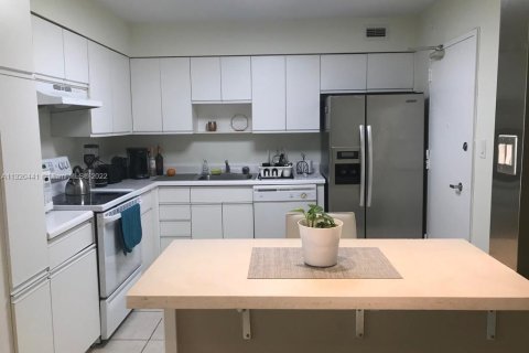 Condo in Miami Beach, Florida, 1 bedroom  № 197506 - photo 14