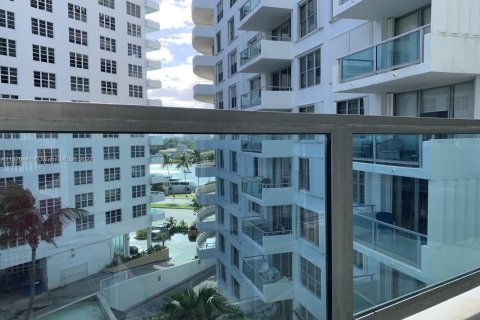 Condo in Miami Beach, Florida, 1 bedroom  № 197506 - photo 24