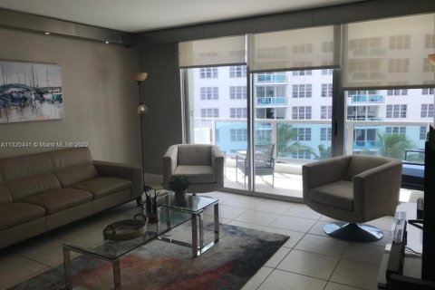 Condo in Miami Beach, Florida, 1 bedroom  № 197506 - photo 18