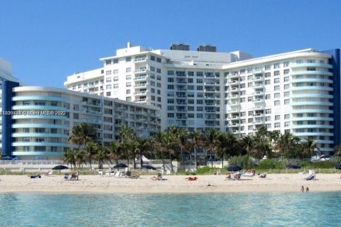 Condo in Miami Beach, Florida, 1 bedroom  № 197506 - photo 1