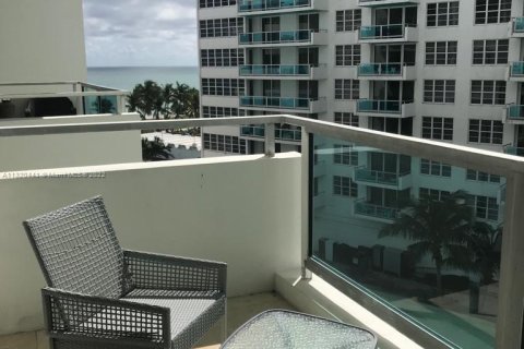 Condo in Miami Beach, Florida, 1 bedroom  № 197506 - photo 21