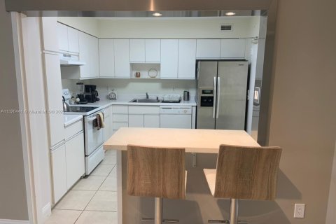 Condo in Miami Beach, Florida, 1 bedroom  № 197506 - photo 3