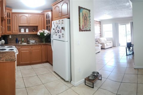 Condo in Miami, Florida, 2 bedrooms  № 1295125 - photo 4