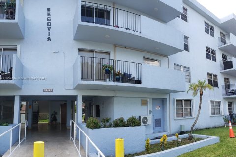 Condo in Miami, Florida, 2 bedrooms  № 1295125 - photo 1