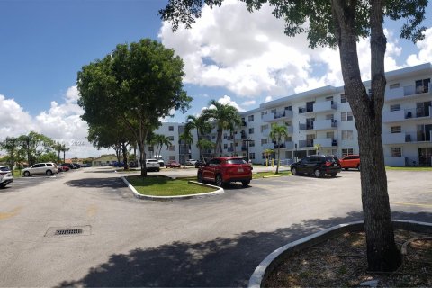 Condo in Miami, Florida, 2 bedrooms  № 1295125 - photo 3