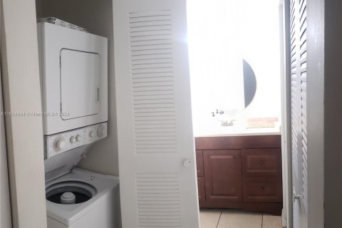 Condo in Miami, Florida, 2 bedrooms  № 1295125 - photo 24