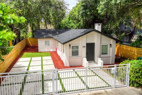 Villa ou maison à louer à Miami, Floride: 3 chambres, 76.09 m2 № 1348990 - photo 1