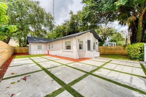 Villa ou maison à louer à Miami, Floride: 3 chambres, 76.09 m2 № 1348990 - photo 2