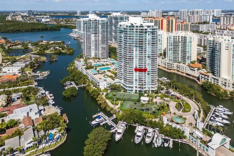 Condo in Sunny Isles Beach, Florida, 2 bedrooms  № 1400021 - photo 29