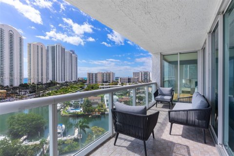 Condo in Sunny Isles Beach, Florida, 2 bedrooms  № 1400021 - photo 2