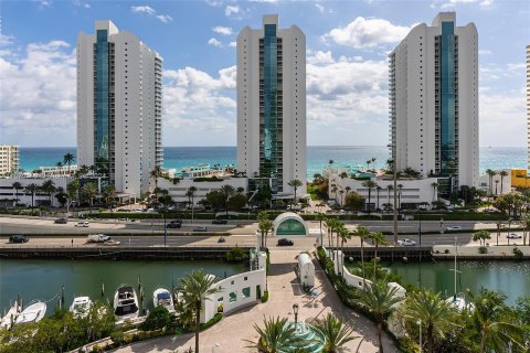 Condo in Sunny Isles Beach, Florida, 2 bedrooms  № 1400021 - photo 20