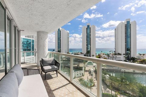 Condo in Sunny Isles Beach, Florida, 2 bedrooms  № 1400021 - photo 1