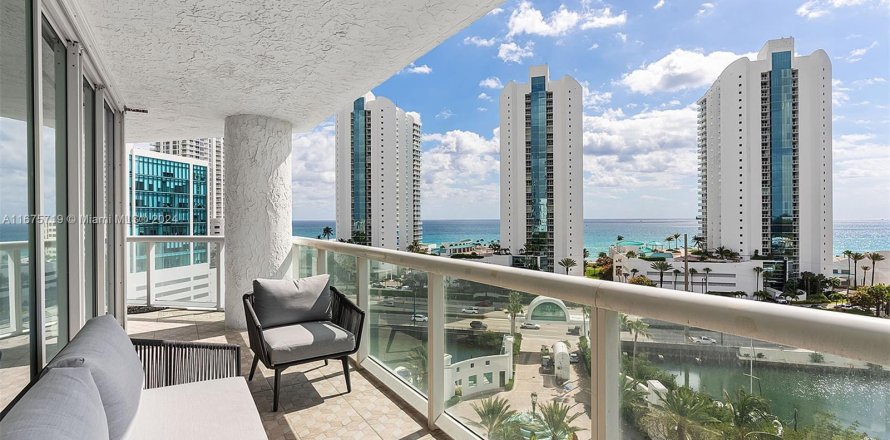 Condo in Sunny Isles Beach, Florida, 2 bedrooms  № 1400021