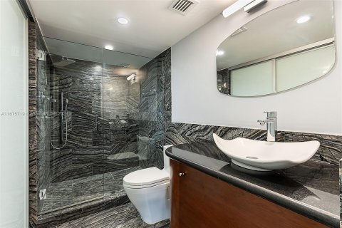 Condo in Sunny Isles Beach, Florida, 2 bedrooms  № 1400021 - photo 17