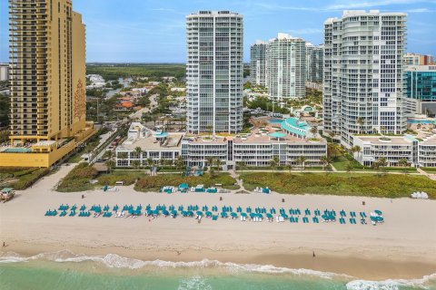 Condo in Sunny Isles Beach, Florida, 2 bedrooms  № 1400021 - photo 22