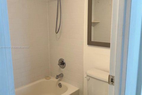 Condo in Aventura, Florida, 1 bedroom  № 1400121 - photo 17