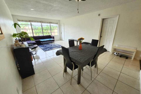 Condo in Hallandale Beach, Florida, 1 bedroom  № 1400071 - photo 2