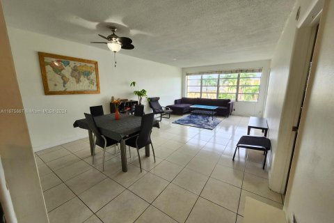 Condo in Hallandale Beach, Florida, 1 bedroom  № 1400071 - photo 4